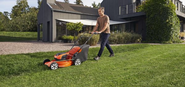 HUSQVARNA LC 142i with battery and charger - Image 4